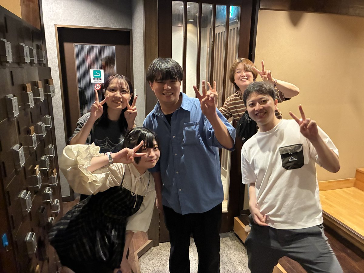 ikko2001's tweet photo. 20年間もの長い間お客様の為に献身的に勤めていただきましたパートさん、今年で勇退されました。
今までの御尽力に最大限の感謝としてお疲れ様会を用意しました。
かつてのパートさん学生バイトさん、時代は違えど縁あって同じ景色を見た仲間がたくさん駆けつけてくれました。
縁、仲間、感謝の１日！ https://t.co/ld0FtQSN9w