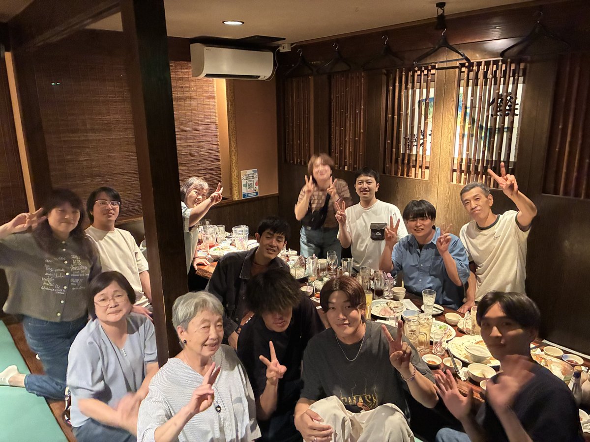 ikko2001's tweet photo. 20年間もの長い間お客様の為に献身的に勤めていただきましたパートさん、今年で勇退されました。
今までの御尽力に最大限の感謝としてお疲れ様会を用意しました。
かつてのパートさん学生バイトさん、時代は違えど縁あって同じ景色を見た仲間がたくさん駆けつけてくれました。
縁、仲間、感謝の１日！ https://t.co/ld0FtQSN9w
