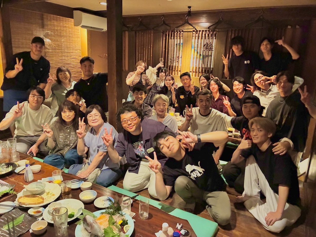 ikko2001's tweet photo. 20年間もの長い間お客様の為に献身的に勤めていただきましたパートさん、今年で勇退されました。
今までの御尽力に最大限の感謝としてお疲れ様会を用意しました。
かつてのパートさん学生バイトさん、時代は違えど縁あって同じ景色を見た仲間がたくさん駆けつけてくれました。
縁、仲間、感謝の１日！ https://t.co/ld0FtQSN9w