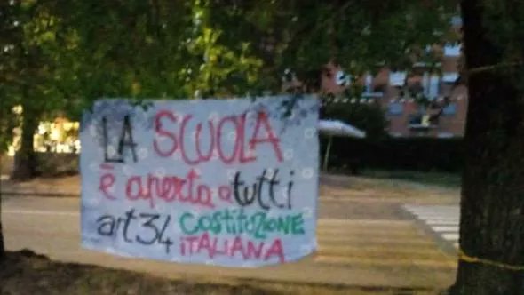 baffi_francesco's tweet photo. Le Forze dell'Ordine complici di un esecutivo razzista.
"La scuola è aperta a tutti”:
i carabinieri rimuovono lo striscione, esplode la rivolta. Restituito.
A Pinerolo, la scritta, con riferimento all’articolo 34 della Costituzione, era all’ingresso dell’Istituto Pellico. https://t.co/gOeXE2zdvy