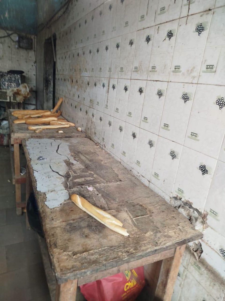 Chroniques225's tweet photo. • Au nombre des boulangeries fermées par les agents la Police Sanitaire :

• BOULANGERIE B6
(Port-Bouet, Gonzagueville, 2e arrêt)
Fermée pour :
- Mauvaise hygiène des locaux ;
- Mauvaise hygiène et matériel et du lieu de production ;
- Mauvaise hygiène corporelle et vestimentaire du personnel.

• BOULANGERIE FESTIVAL DES PAINS
(Port-Bouet, centre)
Fermée pour :
- Mauvaise hygiène des locaux ;
- Mauvaise hygiène et matériel et du lieu de production ;
- Mauvaise hygiène corporelle et vestimentaire du personnel.

• BOULANGERIE FESTIVAL DES PAINS
(Port-Bouet, Anani)
Fermée pour :
- Mauvaise hygiène des locaux ;
- Mauvaise hygiène et matériel et du lieu de production ;
- Mauvaise hygiène corporelle et vestimentaire du personnel.

• BOULANGERIE 5 ETOILES
(Abobo, Akéikoi)
Fermée pour :
- Mauvaise hygiène des locaux ;
- Mauvaise hygiène et matériel et du lieu de production ;
- Mauvaise hygiène corporelle et vestimentaire du personnel.
