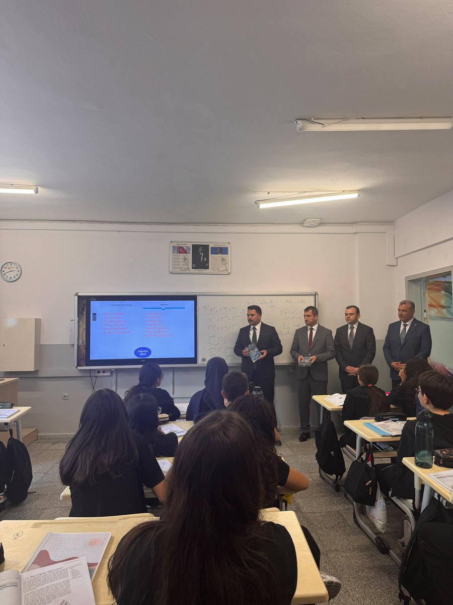 Aalparslandogan's tweet photo. 📍Beylikdüzü

Büyükşehir Hüseyin Yıldız Anadolu Lisesi’ni ziyaret ederek okul müdürü ve öğrencilerimizle bir araya geldik.

Ziyaretimiz kapsamında, Genel Merkezimiz tarafından hazırlanan Ülkü Ocakları Uzaktan Eğitim Merkezi #ÜOUZEM çalışmamızı genç kardeşlerimize tanıtarak, armağan ettik.

Misafirperverlikleri için Okul Müdürümüz Sayın Zeynel Ertekin’e, okul idaresine ve kıymetli öğretmenlerimize teşekkür ederiz.