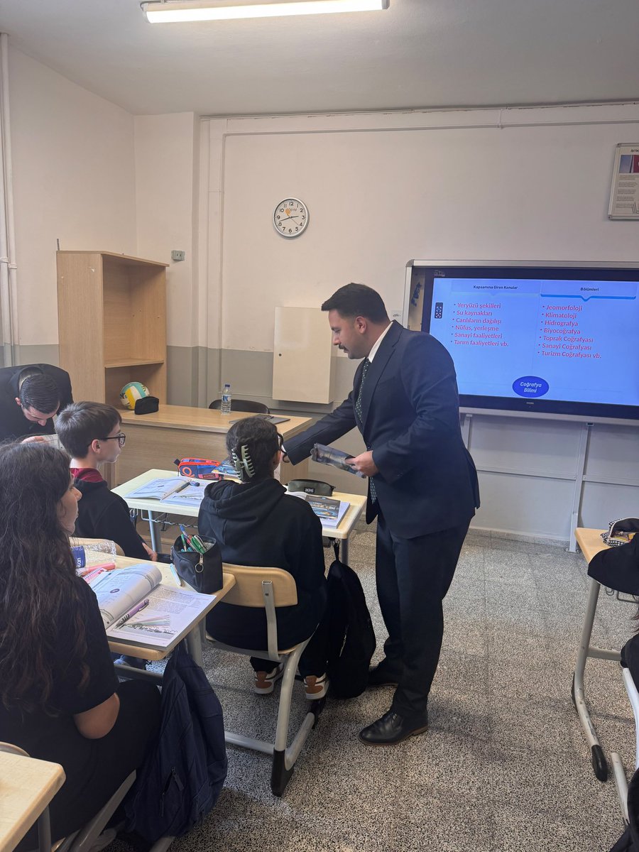 Aalparslandogan's tweet photo. 📍Beylikdüzü

Büyükşehir Hüseyin Yıldız Anadolu Lisesi’ni ziyaret ederek okul müdürü ve öğrencilerimizle bir araya geldik.

Ziyaretimiz kapsamında, Genel Merkezimiz tarafından hazırlanan Ülkü Ocakları Uzaktan Eğitim Merkezi #ÜOUZEM çalışmamızı genç kardeşlerimize tanıtarak, armağan ettik.

Misafirperverlikleri için Okul Müdürümüz Sayın Zeynel Ertekin’e, okul idaresine ve kıymetli öğretmenlerimize teşekkür ederiz.