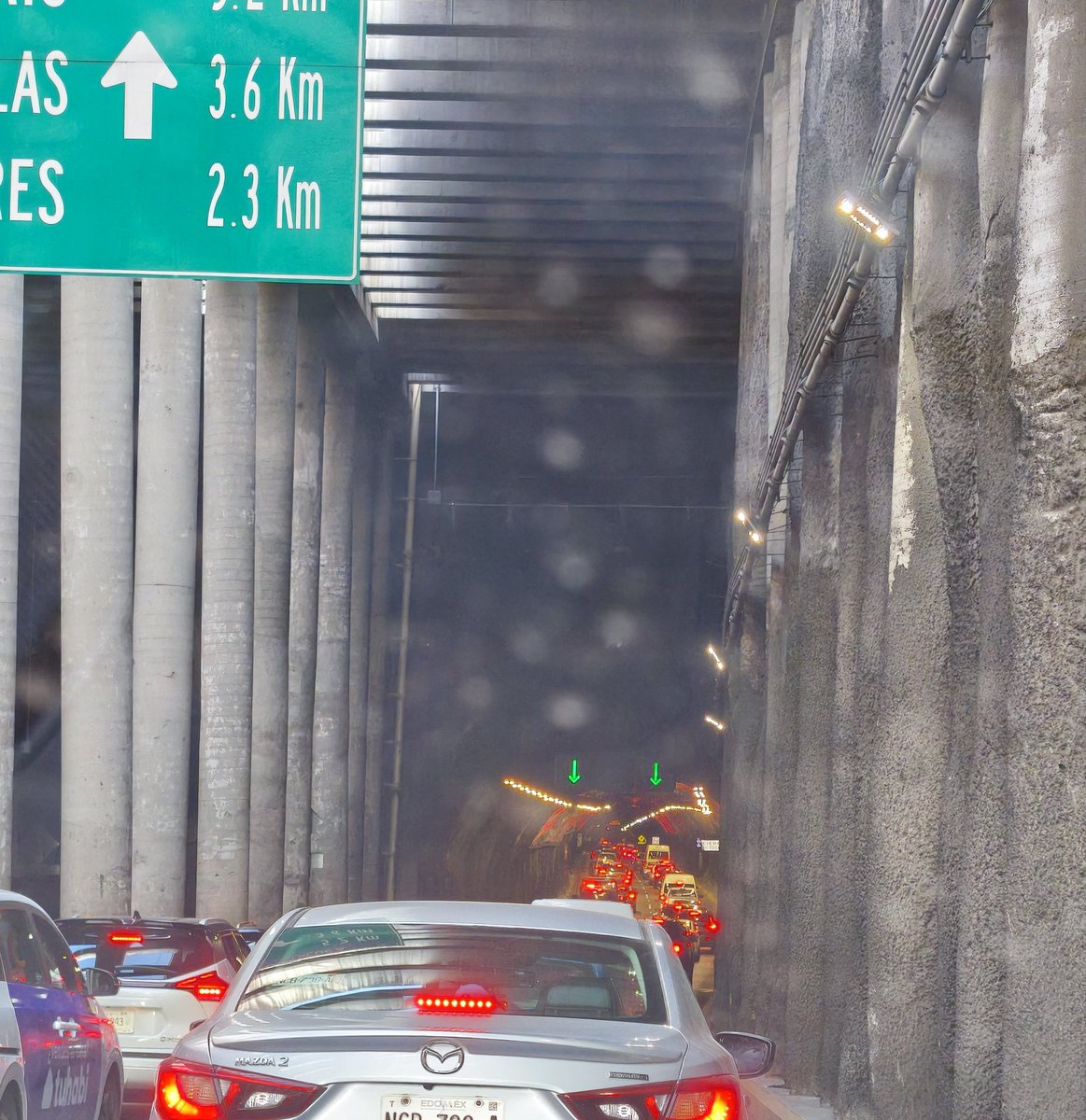 AdileneGlezC's tweet photo. @Supervia_CDMX Abrán el reversible desde las Torres por favooor, está imposible el tráfico, 10 minutos para cruzar la pluma? 😭 https://t.co/kBZqBc9Bcu