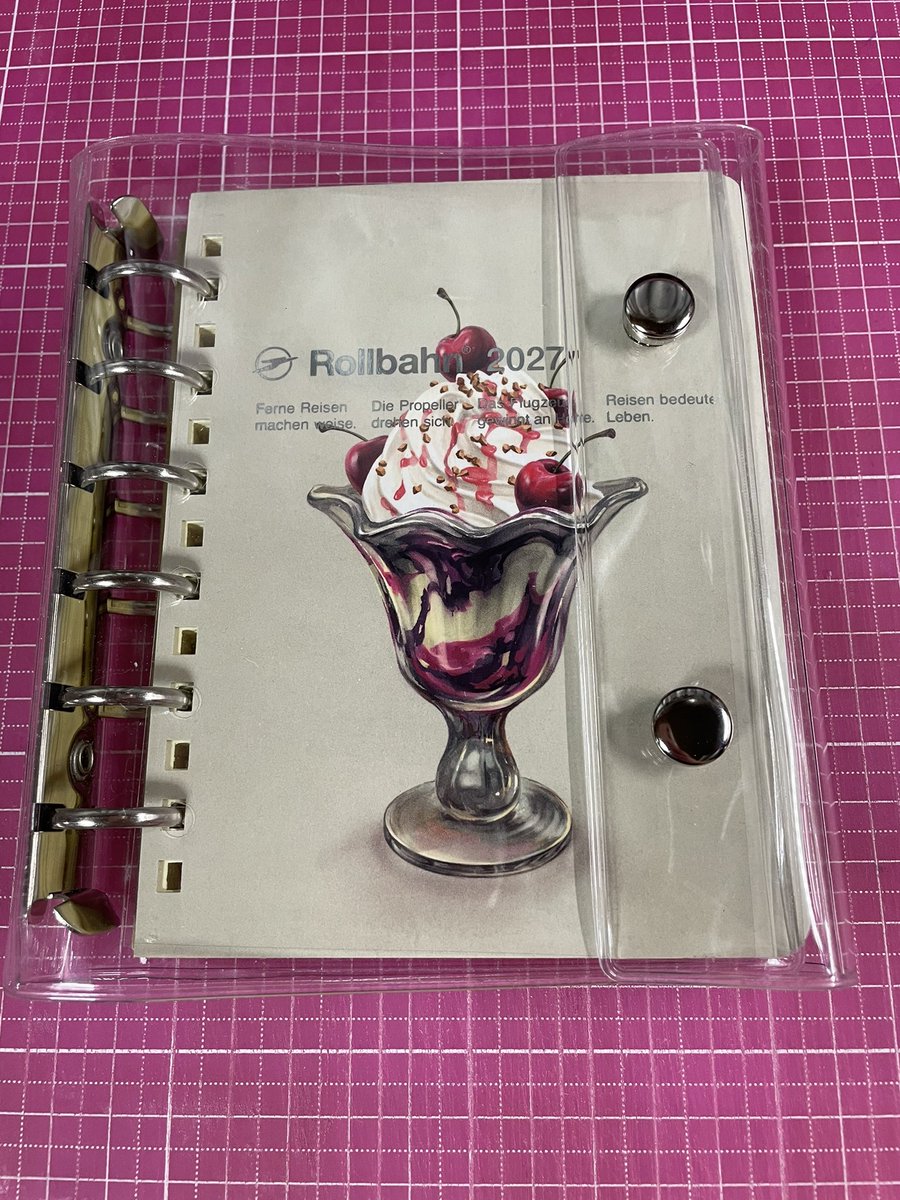 cqxefSgbWxpksn9's tweet photo. ロルマインにしたとき
使ってるうちに
表紙にボタン跡つくのが嫌で……
100均の両面剥離クリアシートを
サイズに合わせてカットして
穴開けて挟むと大丈夫そう。

※クリアシートやないけど
ロルバーンミニで検証済。

 #ロルバーンM
 #ロルマイン https://t.co/GWOKUy2ieW