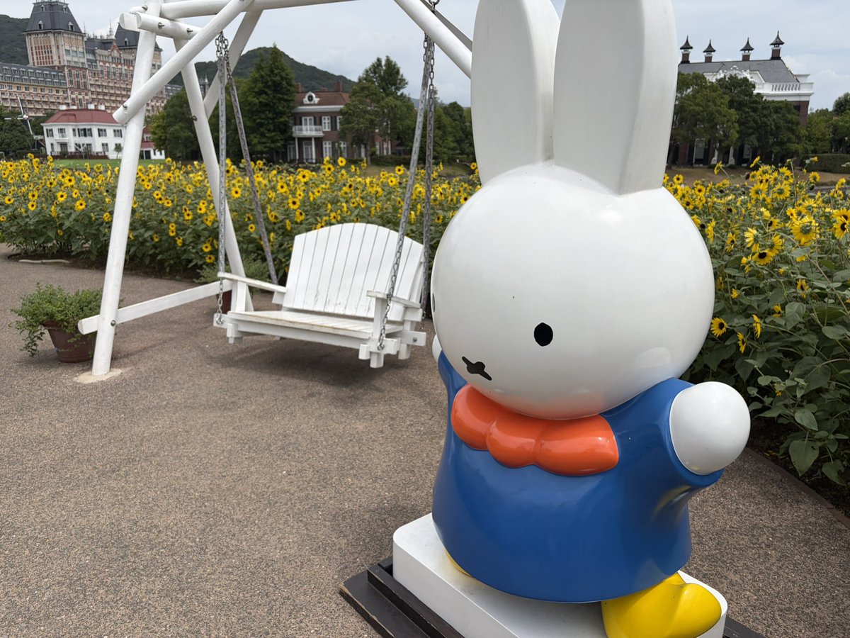 3o5__kn's tweet photo. @mmm_mmm_hnn 入国口ちかくの３連風車の近くにあったやつ✨
夏はひまわりに囲まれるんよ☺️
あとミッフィーエリアにもいろいろあったね🐇

実は橋の欄干にもミッフィーいました✨ https://t.co/n40q024bbw