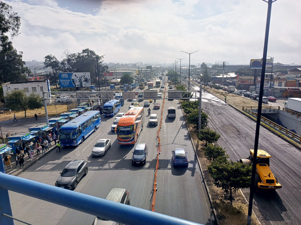 pacaza59's tweet photo. #TransmisionEnVivo
Gerente de #EMMOP sobre el contra flujo en la #PanamericanaNorte, sector intercambiador #Carapungo
🚧 Carriles centrales, sentido sur–norte, entre el intercambiador Simón Bolívar, sector #LaBota y García Moreno, entrada #LlanoGrande 

https://t.co/WGcGXxM9ZU https://t.co/L1GV2FChuy