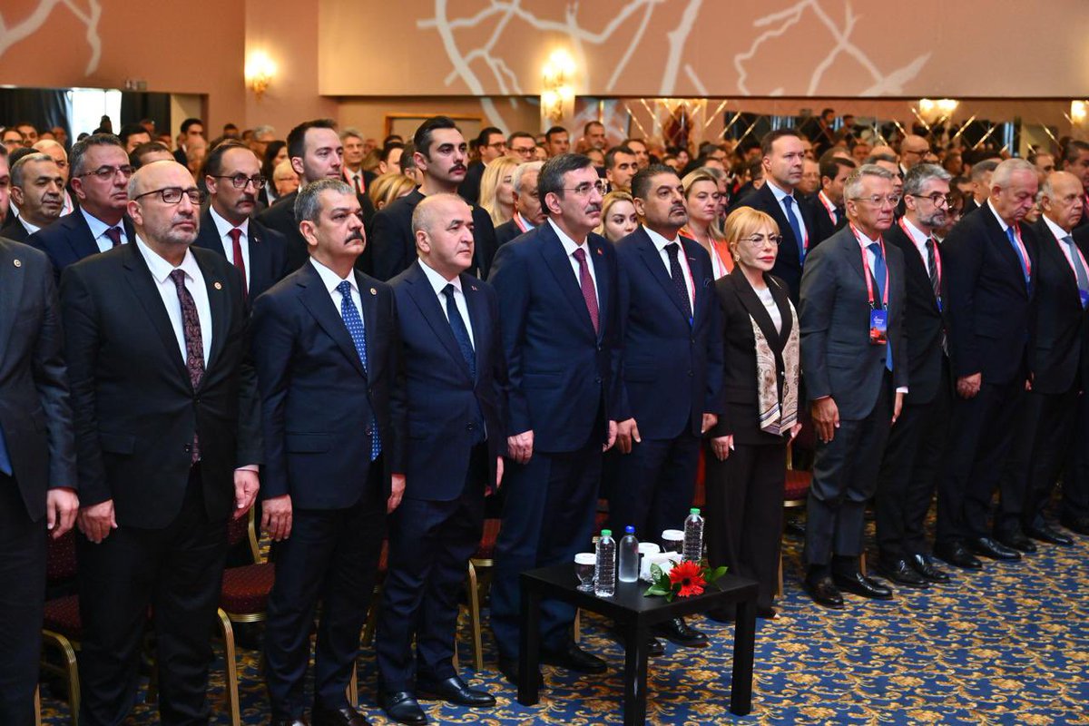Ssonmez01's tweet photo. 27.⁠ ⁠TÜRKONFED İş Dünyası Zirvesi için iki gün boyunca Elazığ’daydık. 
 
Bu zirveyi kurgularken iki temel sorudan yola çıktık: Değişen dünyada ekonomik dayanıklılığımızı nasıl güçlendireceğiz? Türkiye’nin sahip olduğu kalkınma potansiyelini hangi bölgelerde, hangi yeni iş birlikleriyle daha fazla harekete geçirebiliriz?

Elazığ ve yukarı Fırat bölgesi, bu tartışma için çok özel bir buluşma noktası oldu. Yeni büyüme hikayemizi Anadolu’nun kalbinde konuşarak, “dayanıklılığımızın adresi yereldedir, bölgelerdedir” mesajını en güçlü şekilde verdik. 

TÜRKONFED’in ve bu zirvelerimizin misyonu, her bölgede o coğrafyanın potansiyellerini görünür kılmak ve kalıcı değer yaratılmasını tetiklemektir. 

“Barış”ın yeşerdiği böylesi bir dönemde, Türkiye’nin önde gelen sanayicileri ve iş dünyası temsilcileriyle bölgedeki iş insanlarını bir araya getirerek yeni yatırımların, iş birliklerinin ve bölgenin geleceğinin konuşulduğu önemli bir zemin oluşturduk.

Şimdi, Elazığ’da ortaya çıkan ortak aklı bölgenin ve tüm ülkemizin üretim gücünü, rekabetçiliğini ve refahını büyütecek somut adımlara dönüştürme zamanı…

Bizleri teşrifleriyle onurlandıran Sayın Cumhurbaşkanı Yardımcımız Cevdet Yılmaz’a,
 
Ufkumuzu açan konuşması ve görüşleriyle Zirve’ye çok büyük bir değer katan Sayın Ömer M. Koç’a ve tüm Koç Holding ailesine,

TÜSİAD Yüksek İstişare Konseyi Başkanı Sayın Ömer Aras’a, Sayın Ozan Başkanıma ve önceki dönem tüm başkanlarımıza,

Katıldıkları panelle deneyimlerini bizlere cömertçe aktaran duayenler, Sayın Serpil Veral, Sayın Orhan Turan Başkanım ve Vestel Şirketler Grubu Başkanı Gökhan Sığın’a,

Muhteşem ev sahipliği için FIRATSİFED'in Kıymetli Başkanı Sevgili Prof. Dr. Yasemin Açık ve ekibine, 

Tüm sponsorlarımıza,

Yönetim Kurulumuzdaki çok kıymetli yol arkadaşlarıma, Yüksek Danışma Kurulumuza, kıymetli Sefa Başkanımıza, 

Federasyon ve dernek başkanlarımıza, 

Akademisyen ve danışmanlarımıza, 

Benimle beraber gece gündüz çalışan Genel Sekreterlik ekibimize canı gönülden teşekkür ediyorum.

@turkonfed #türkonfedzirve 
@_ORHANTURAN @ozandiren @SefaTargt @theardabatu @feyyazunal  @yaseminacik @firatsifed