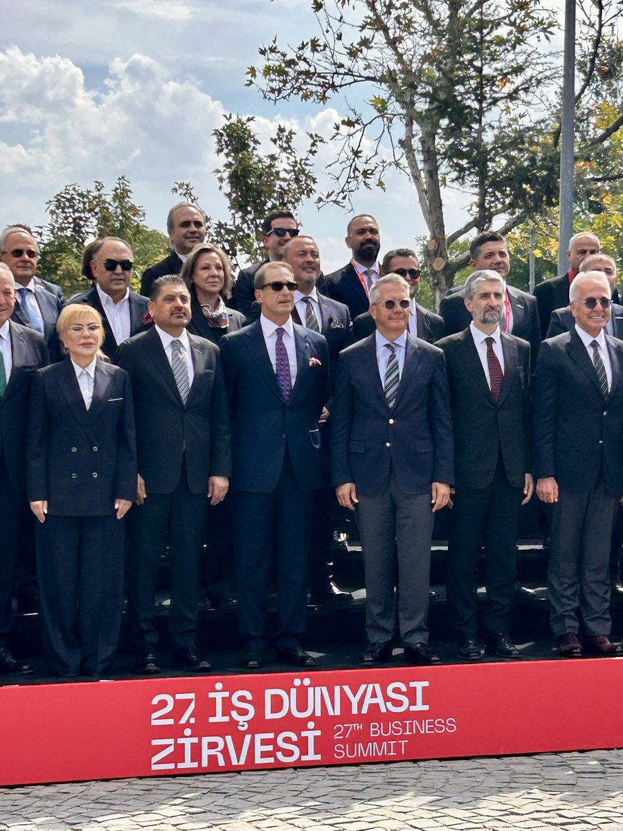 Ssonmez01's tweet photo. 27.⁠ ⁠TÜRKONFED İş Dünyası Zirvesi için iki gün boyunca Elazığ’daydık. 
 
Bu zirveyi kurgularken iki temel sorudan yola çıktık: Değişen dünyada ekonomik dayanıklılığımızı nasıl güçlendireceğiz? Türkiye’nin sahip olduğu kalkınma potansiyelini hangi bölgelerde, hangi yeni iş birlikleriyle daha fazla harekete geçirebiliriz?

Elazığ ve yukarı Fırat bölgesi, bu tartışma için çok özel bir buluşma noktası oldu. Yeni büyüme hikayemizi Anadolu’nun kalbinde konuşarak, “dayanıklılığımızın adresi yereldedir, bölgelerdedir” mesajını en güçlü şekilde verdik. 

TÜRKONFED’in ve bu zirvelerimizin misyonu, her bölgede o coğrafyanın potansiyellerini görünür kılmak ve kalıcı değer yaratılmasını tetiklemektir. 

“Barış”ın yeşerdiği böylesi bir dönemde, Türkiye’nin önde gelen sanayicileri ve iş dünyası temsilcileriyle bölgedeki iş insanlarını bir araya getirerek yeni yatırımların, iş birliklerinin ve bölgenin geleceğinin konuşulduğu önemli bir zemin oluşturduk.

Şimdi, Elazığ’da ortaya çıkan ortak aklı bölgenin ve tüm ülkemizin üretim gücünü, rekabetçiliğini ve refahını büyütecek somut adımlara dönüştürme zamanı…

Bizleri teşrifleriyle onurlandıran Sayın Cumhurbaşkanı Yardımcımız Cevdet Yılmaz’a,
 
Ufkumuzu açan konuşması ve görüşleriyle Zirve’ye çok büyük bir değer katan Sayın Ömer M. Koç’a ve tüm Koç Holding ailesine,

TÜSİAD Yüksek İstişare Konseyi Başkanı Sayın Ömer Aras’a, Sayın Ozan Başkanıma ve önceki dönem tüm başkanlarımıza,

Katıldıkları panelle deneyimlerini bizlere cömertçe aktaran duayenler, Sayın Serpil Veral, Sayın Orhan Turan Başkanım ve Vestel Şirketler Grubu Başkanı Gökhan Sığın’a,

Muhteşem ev sahipliği için FIRATSİFED'in Kıymetli Başkanı Sevgili Prof. Dr. Yasemin Açık ve ekibine, 

Tüm sponsorlarımıza,

Yönetim Kurulumuzdaki çok kıymetli yol arkadaşlarıma, Yüksek Danışma Kurulumuza, kıymetli Sefa Başkanımıza, 

Federasyon ve dernek başkanlarımıza, 

Akademisyen ve danışmanlarımıza, 

Benimle beraber gece gündüz çalışan Genel Sekreterlik ekibimize canı gönülden teşekkür ediyorum.

@turkonfed #türkonfedzirve 
@_ORHANTURAN @ozandiren @SefaTargt @theardabatu @feyyazunal  @yaseminacik @firatsifed