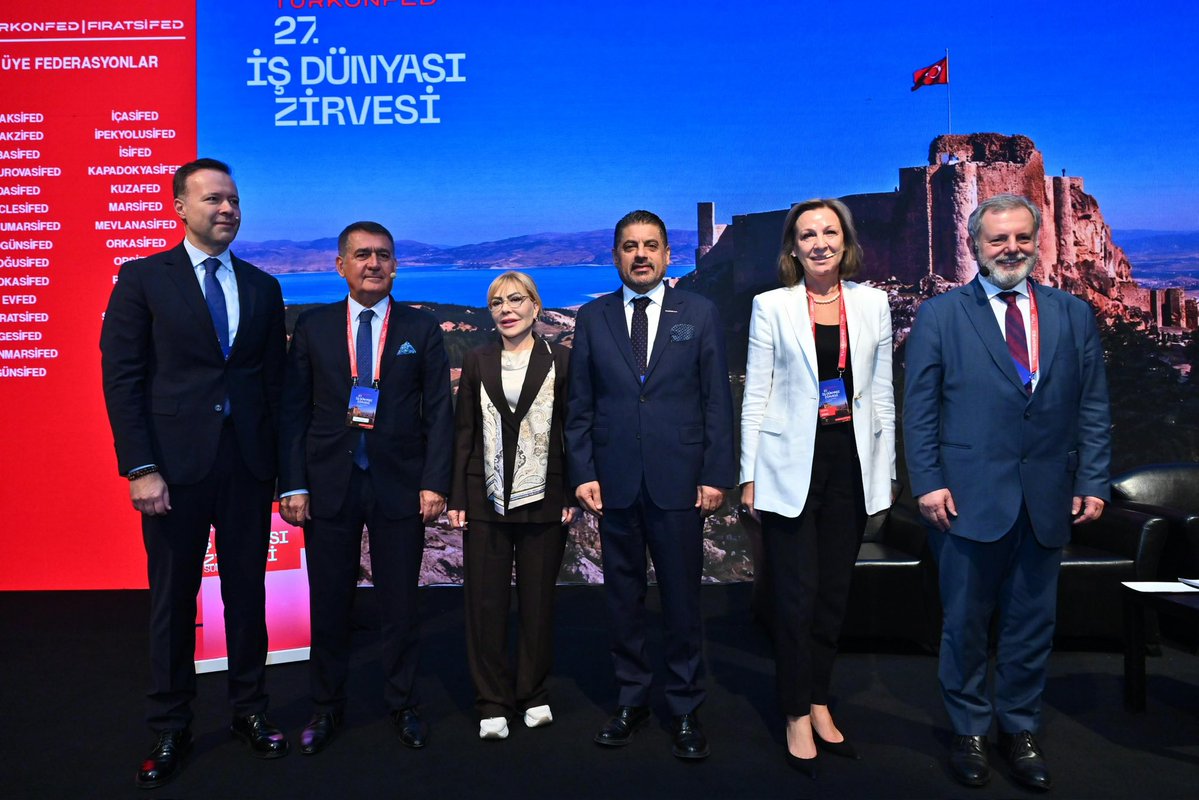 Ssonmez01's tweet photo. 27.⁠ ⁠TÜRKONFED İş Dünyası Zirvesi için iki gün boyunca Elazığ’daydık. 
 
Bu zirveyi kurgularken iki temel sorudan yola çıktık: Değişen dünyada ekonomik dayanıklılığımızı nasıl güçlendireceğiz? Türkiye’nin sahip olduğu kalkınma potansiyelini hangi bölgelerde, hangi yeni iş birlikleriyle daha fazla harekete geçirebiliriz?

Elazığ ve yukarı Fırat bölgesi, bu tartışma için çok özel bir buluşma noktası oldu. Yeni büyüme hikayemizi Anadolu’nun kalbinde konuşarak, “dayanıklılığımızın adresi yereldedir, bölgelerdedir” mesajını en güçlü şekilde verdik. 

TÜRKONFED’in ve bu zirvelerimizin misyonu, her bölgede o coğrafyanın potansiyellerini görünür kılmak ve kalıcı değer yaratılmasını tetiklemektir. 

“Barış”ın yeşerdiği böylesi bir dönemde, Türkiye’nin önde gelen sanayicileri ve iş dünyası temsilcileriyle bölgedeki iş insanlarını bir araya getirerek yeni yatırımların, iş birliklerinin ve bölgenin geleceğinin konuşulduğu önemli bir zemin oluşturduk.

Şimdi, Elazığ’da ortaya çıkan ortak aklı bölgenin ve tüm ülkemizin üretim gücünü, rekabetçiliğini ve refahını büyütecek somut adımlara dönüştürme zamanı…

Bizleri teşrifleriyle onurlandıran Sayın Cumhurbaşkanı Yardımcımız Cevdet Yılmaz’a,
 
Ufkumuzu açan konuşması ve görüşleriyle Zirve’ye çok büyük bir değer katan Sayın Ömer M. Koç’a ve tüm Koç Holding ailesine,

TÜSİAD Yüksek İstişare Konseyi Başkanı Sayın Ömer Aras’a, Sayın Ozan Başkanıma ve önceki dönem tüm başkanlarımıza,

Katıldıkları panelle deneyimlerini bizlere cömertçe aktaran duayenler, Sayın Serpil Veral, Sayın Orhan Turan Başkanım ve Vestel Şirketler Grubu Başkanı Gökhan Sığın’a,

Muhteşem ev sahipliği için FIRATSİFED'in Kıymetli Başkanı Sevgili Prof. Dr. Yasemin Açık ve ekibine, 

Tüm sponsorlarımıza,

Yönetim Kurulumuzdaki çok kıymetli yol arkadaşlarıma, Yüksek Danışma Kurulumuza, kıymetli Sefa Başkanımıza, 

Federasyon ve dernek başkanlarımıza, 

Akademisyen ve danışmanlarımıza, 

Benimle beraber gece gündüz çalışan Genel Sekreterlik ekibimize canı gönülden teşekkür ediyorum.

@turkonfed #türkonfedzirve 
@_ORHANTURAN @ozandiren @SefaTargt @theardabatu @feyyazunal  @yaseminacik @firatsifed