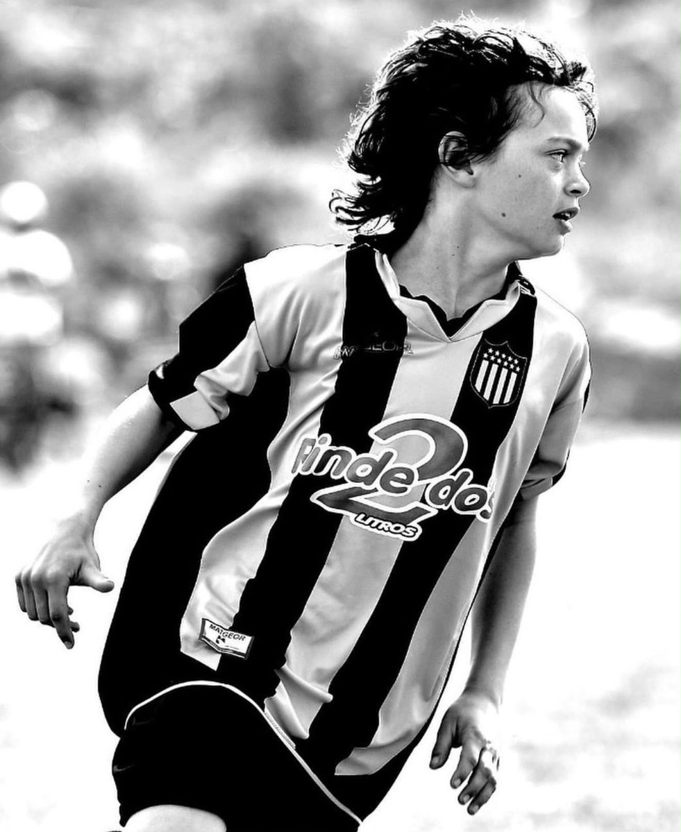 valentinnrod17's tweet photo. Feliz aniversario @OficialCAP !
Feliz de haber sido parte de tu historia.
💛🖤 https://t.co/MumE8S3m9x