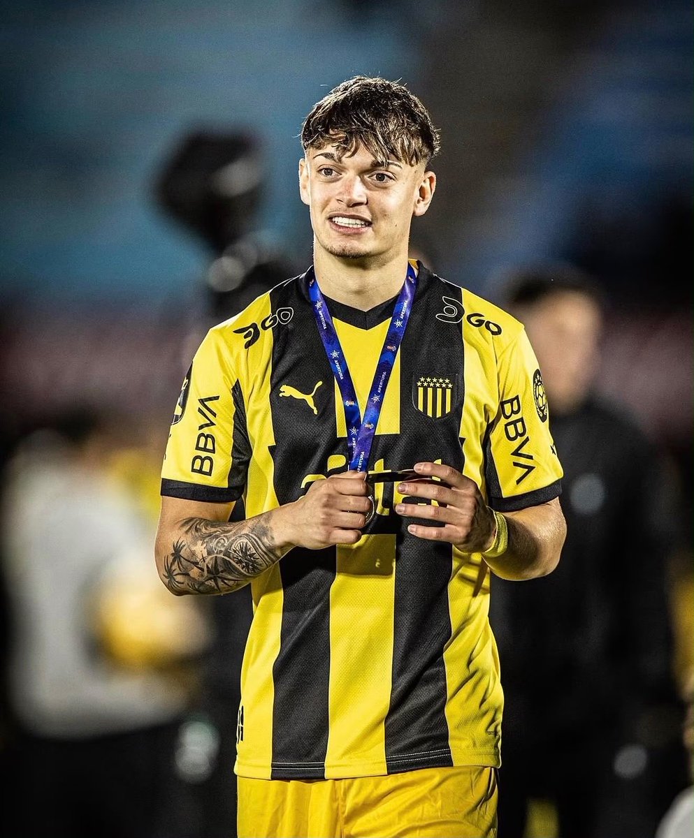 valentinnrod17's tweet photo. Feliz aniversario @OficialCAP !
Feliz de haber sido parte de tu historia.
💛🖤 https://t.co/MumE8S3m9x