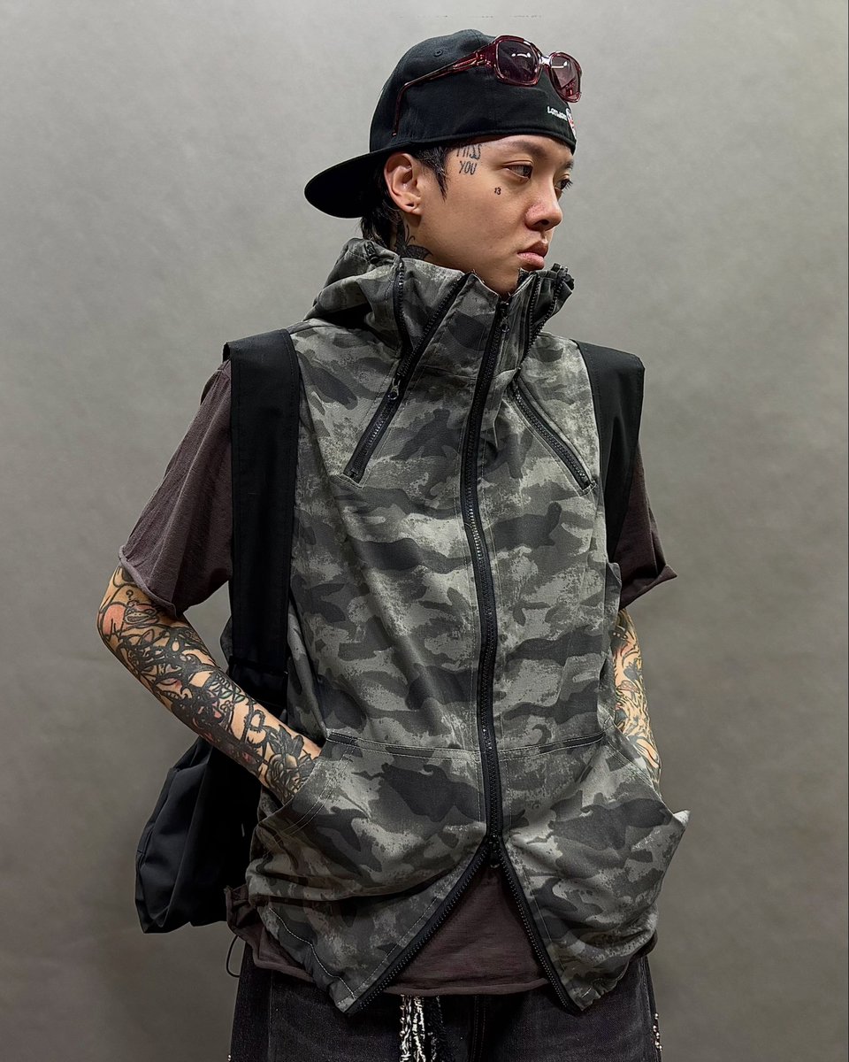PollyPatriquin's tweet photo. Black fitted cap — One size, head circumference 56–57 cm

Grey-brown rolled-edge printed tee — Free size, shoulder width 59 cm, chest width 56 cm, front length 65 cm; loose, cropped fit

Grey camouflage tank top — Free size, chest width 60 cm, https://t.co/tCi3cc4uCF