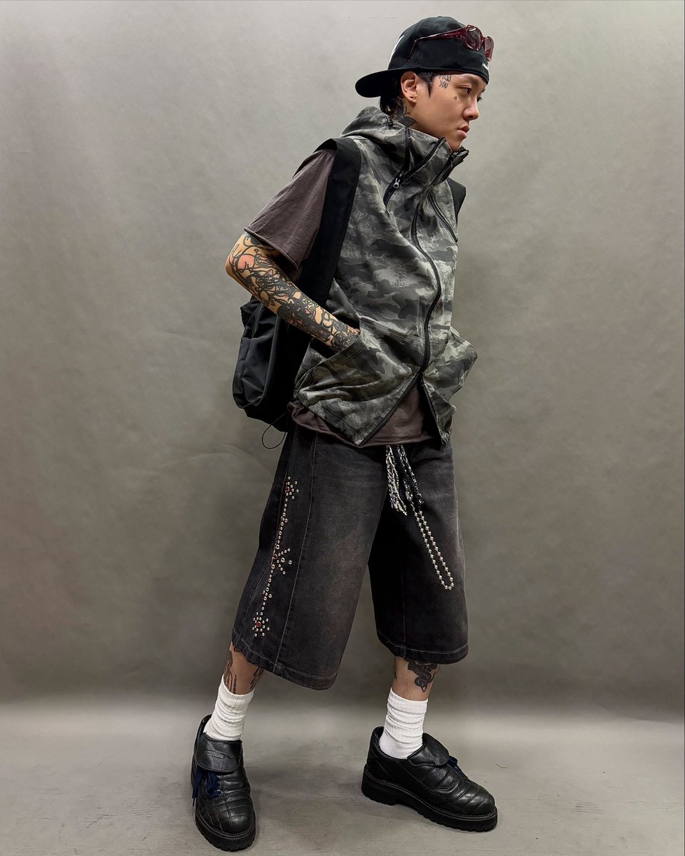 PollyPatriquin's tweet photo. Black fitted cap — One size, head circumference 56–57 cm

Grey-brown rolled-edge printed tee — Free size, shoulder width 59 cm, chest width 56 cm, front length 65 cm; loose, cropped fit

Grey camouflage tank top — Free size, chest width 60 cm, https://t.co/tCi3cc4uCF