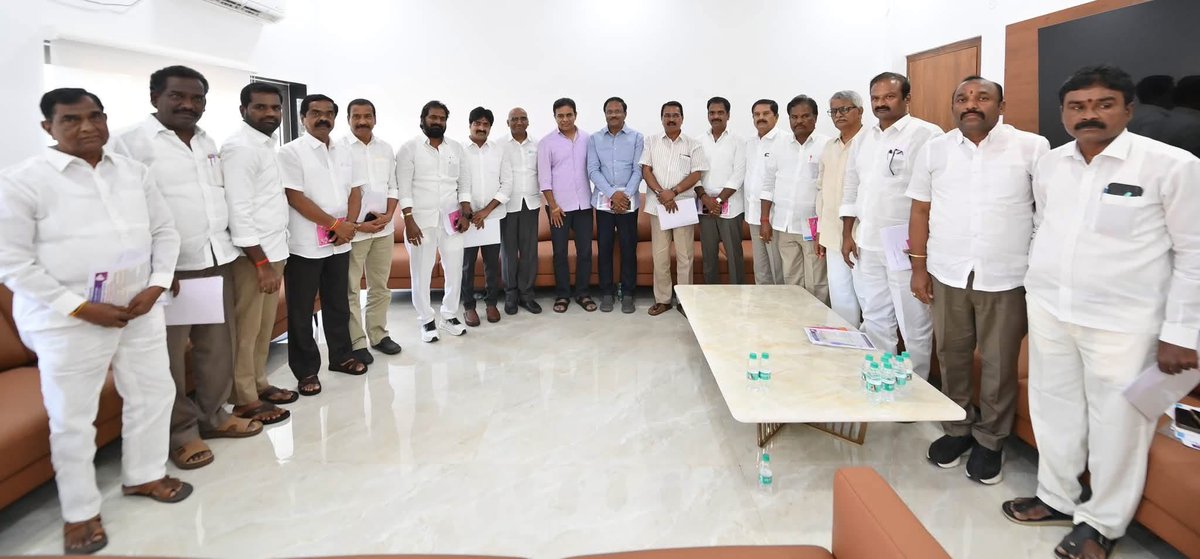 NKB_BRS's tweet photo. మళ్లీ హైదరాబాద్-రంగారెడ్డి-మహబూబ్‌నగర్ గ్రాడ్యుయేట్ ఎమ్మెల్సీ ఎన్నికల్లో విజయం మనదే.

మూడు జిల్లాల నేతలతో తెలంగాణ భవన్‌లో బీఆర్‌ఎస్ వర్కింగ్ ప్రెసిడెంట్ కేటీఆర్ కీలక సమావేశం నిర్వహించారు.

సిట్టింగ్ స్థానాన్ని మరోసారి గెలుచుకునేందుకు బీఆర్‌ఎస్ పార్టీకి అనుకూల వాతావరణం ఉందని, పార్టీ శ్రేణులంతా ఓటరు నమోదు కార్యక్రమాన్ని ప్రతిష్ఠాత్మకంగా తీసుకోవాలని కేటీఆర్ పిలుపునిచ్చారు. @KTRBRS