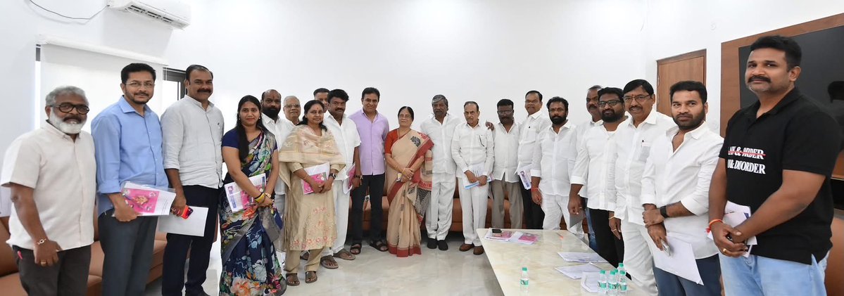 NKB_BRS's tweet photo. మళ్లీ హైదరాబాద్-రంగారెడ్డి-మహబూబ్‌నగర్ గ్రాడ్యుయేట్ ఎమ్మెల్సీ ఎన్నికల్లో విజయం మనదే.

మూడు జిల్లాల నేతలతో తెలంగాణ భవన్‌లో బీఆర్‌ఎస్ వర్కింగ్ ప్రెసిడెంట్ కేటీఆర్ కీలక సమావేశం నిర్వహించారు.

సిట్టింగ్ స్థానాన్ని మరోసారి గెలుచుకునేందుకు బీఆర్‌ఎస్ పార్టీకి అనుకూల వాతావరణం ఉందని, పార్టీ శ్రేణులంతా ఓటరు నమోదు కార్యక్రమాన్ని ప్రతిష్ఠాత్మకంగా తీసుకోవాలని కేటీఆర్ పిలుపునిచ్చారు. @KTRBRS
