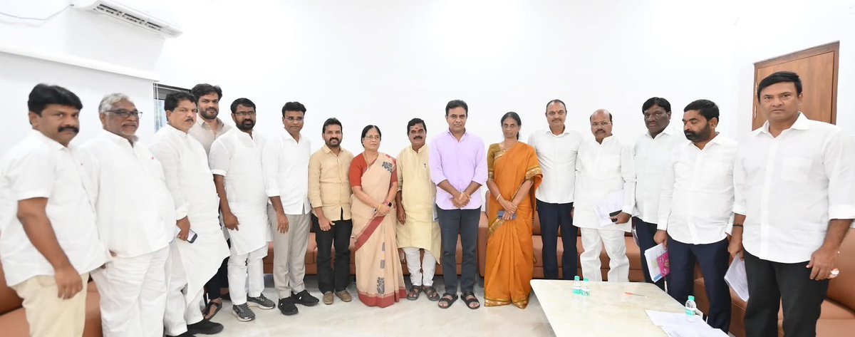 NKB_BRS's tweet photo. మళ్లీ హైదరాబాద్-రంగారెడ్డి-మహబూబ్‌నగర్ గ్రాడ్యుయేట్ ఎమ్మెల్సీ ఎన్నికల్లో విజయం మనదే.

మూడు జిల్లాల నేతలతో తెలంగాణ భవన్‌లో బీఆర్‌ఎస్ వర్కింగ్ ప్రెసిడెంట్ కేటీఆర్ కీలక సమావేశం నిర్వహించారు.

సిట్టింగ్ స్థానాన్ని మరోసారి గెలుచుకునేందుకు బీఆర్‌ఎస్ పార్టీకి అనుకూల వాతావరణం ఉందని, పార్టీ శ్రేణులంతా ఓటరు నమోదు కార్యక్రమాన్ని ప్రతిష్ఠాత్మకంగా తీసుకోవాలని కేటీఆర్ పిలుపునిచ్చారు. @KTRBRS