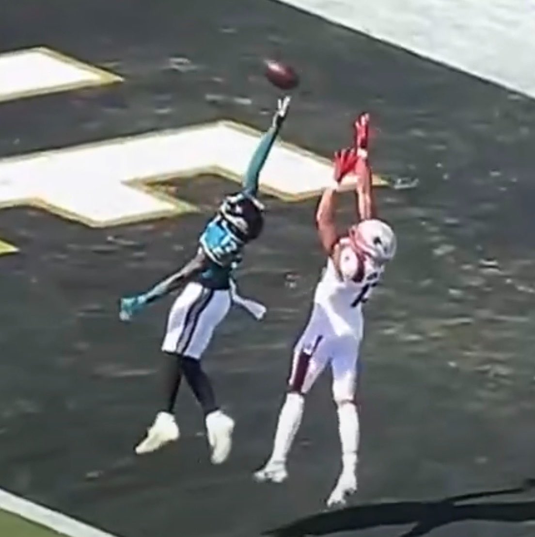 ScottyBPats's tweet photo. For everyone who said Drake Maye “overthrew” Mack on this pass.. he legitimately couldn’t have thrown it ANY BETTER. An inch lower and it’s deflected. https://t.co/eWEfASz5yO