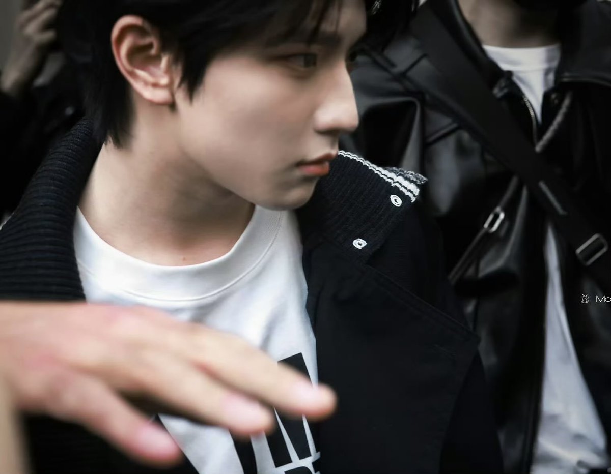 Mua_nut's tweet photo. The way Mu Zhicheng commanded the T-stage today was mesmerizing, seamlessly fusing traditional Chinese vibes with high-end Parisian fashion.

ZHICHENG LOREAL SHOW

#MUZHICHENGxLorealParis
#MUZHICHENG https://t.co/T8iqppNDMG