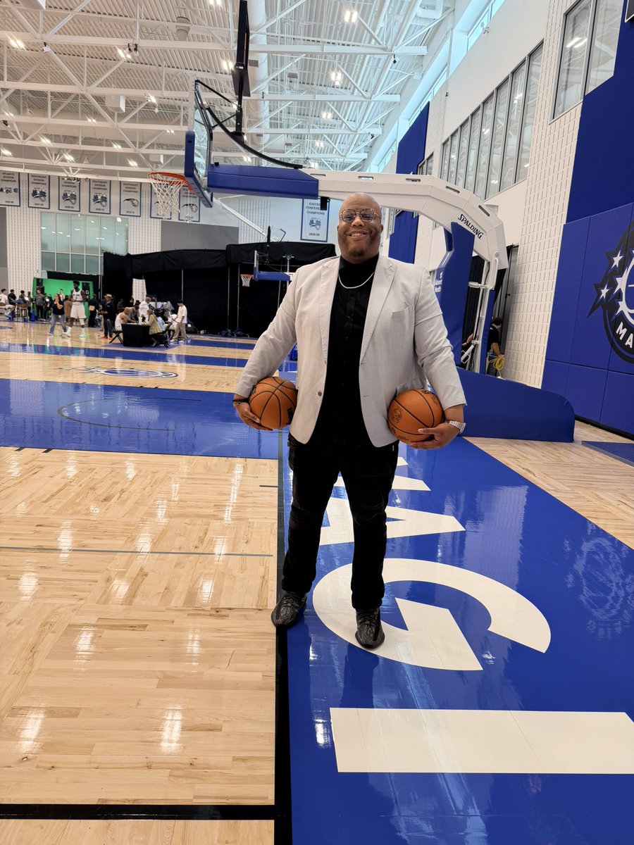 ScoopB's tweet photo. Great day at Orlando Magic media day. 🌟💫🏀

Younger me still remembers the 1995 NBA Finals with Shaw &amp; Penny. 

2026 me now still feels like the first day of school. 

Great to see colleagues, friends and family. 

📸 - @DiggsandCo https://t.co/ioy0DsIxa1