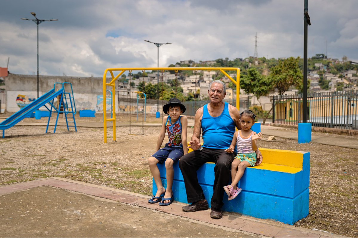 aquilesenlacomu's tweet photo. 🌳✨ ¡Balerio Estacio cuenta con un espacio renovado para su comunidad!

El Municipio de Guayaquil, a través de la Dirección General de Vinculación con la Comunidad, inauguró la intervención realizada en Balerio Estacio, Bloque 2, transformando este espacio en un lugar adecuado para el encuentro, la recreación y la integración de los vecinos.

🤝 Esta obra beneficia a 196 moradores del sector, quienes ahora cuentan con un espacio recuperado para compartir y disfrutar en comunidad.

🩺 Durante la jornada, la Dirección de Salud e Higiene brindó servicios de fumigación y desratización para contribuir al bienestar de las familias del sector.

🐾 Asimismo, la Dirección de Protección de los Derechos de los Animales participó con acciones enfocadas en el bienestar y la tenencia responsable de nuestros animales de compañía.

#GuayaquilNoSeDetiene #AquiEstamos #AquilesCumplimos #ObraDeAquiles
