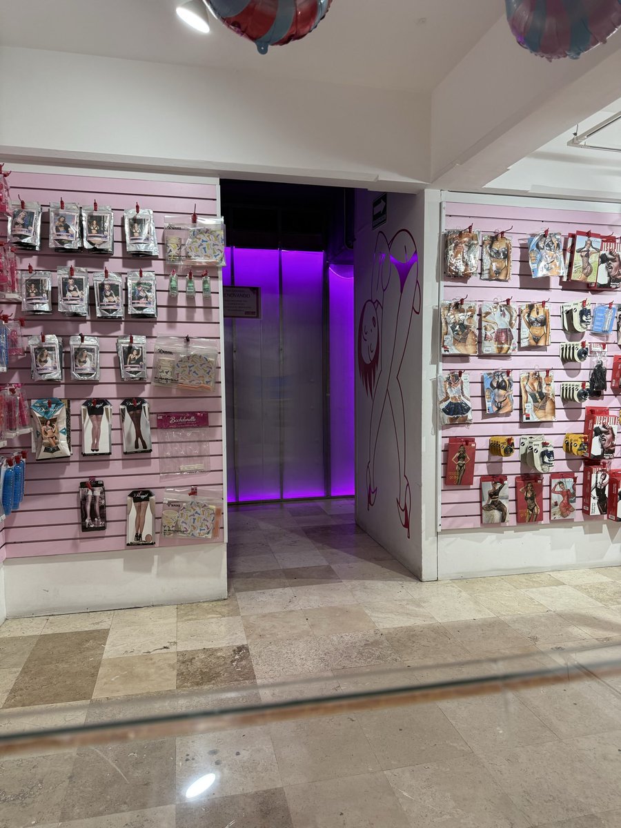 Maytecachonda's tweet photo. Ya llegue a Cabinas Luis Moya alguien quiere pasar conmigo al area de pareja buscamos chico para trio @PinkRoomM5 . https://t.co/0smGXKiuNn