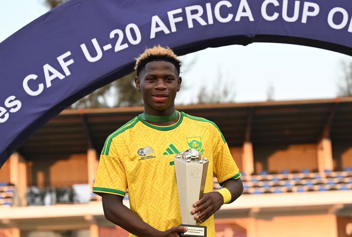 FluminenseFC's tweet photo. O #MlkDeXerém Madiba é bicampeão invicto da Taça COSAFA Sub-20, pela África do Sul! 

Parabéns, Guerreiro! 🇭🇺🇿🇦 https://t.co/3Dy8cuzY0Z