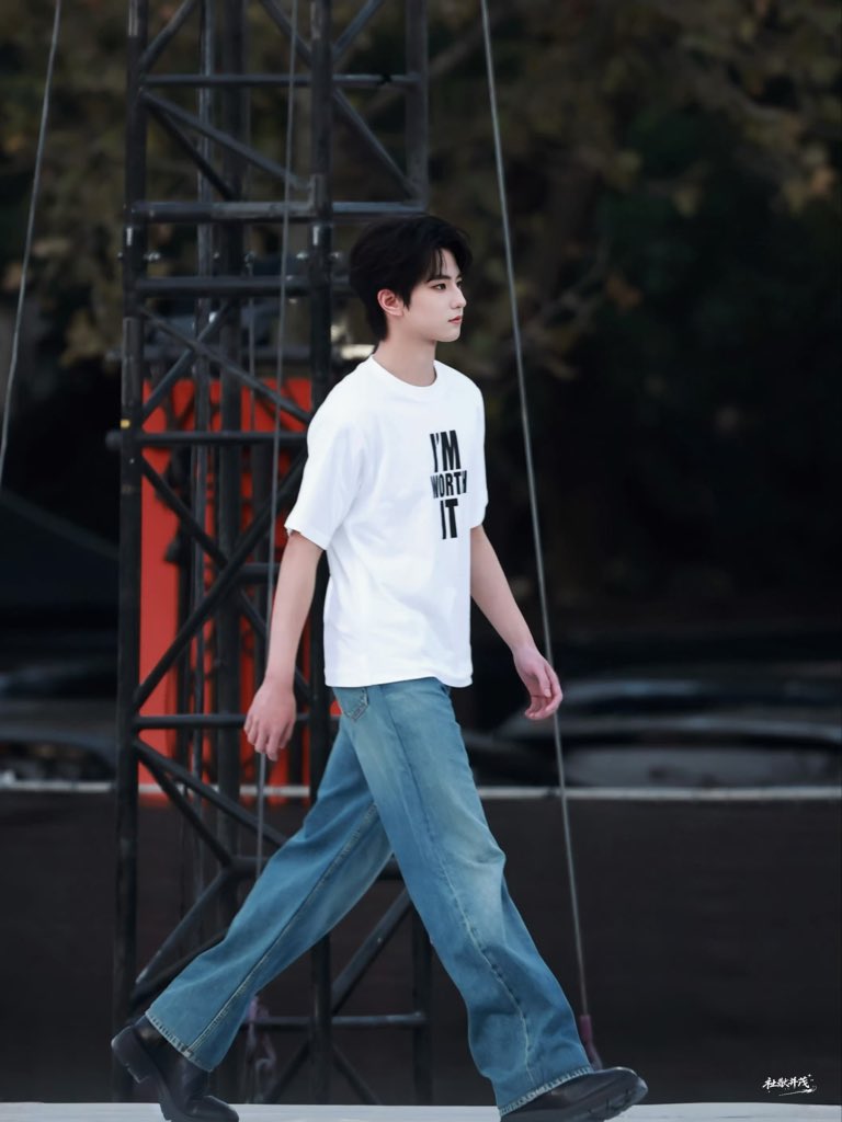 97cRabbit's tweet photo. Mu Zhicheng owns every frame with stunning fashion expression at the show.

ZHICHENG LOREAL SHOW
#MUZHICHENGxLorealParis
#MUZHICHENG https://t.co/yXh27T3cuR