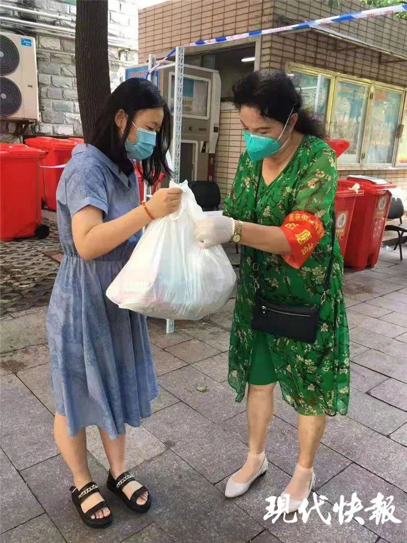 Laceysclwc's tweet photo. Hoy ayudé a una abuela a llevar sus compras hasta casa. Me sonrió mucho, momentos pequeos que hacen el día especial! ， https://t.co/DfcZC144Qu