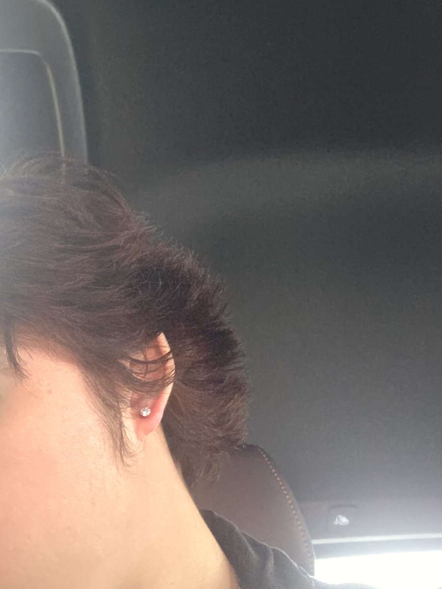 sinnfll's tweet photo. got my ears pierced chat https://t.co/WDPjtQo92e