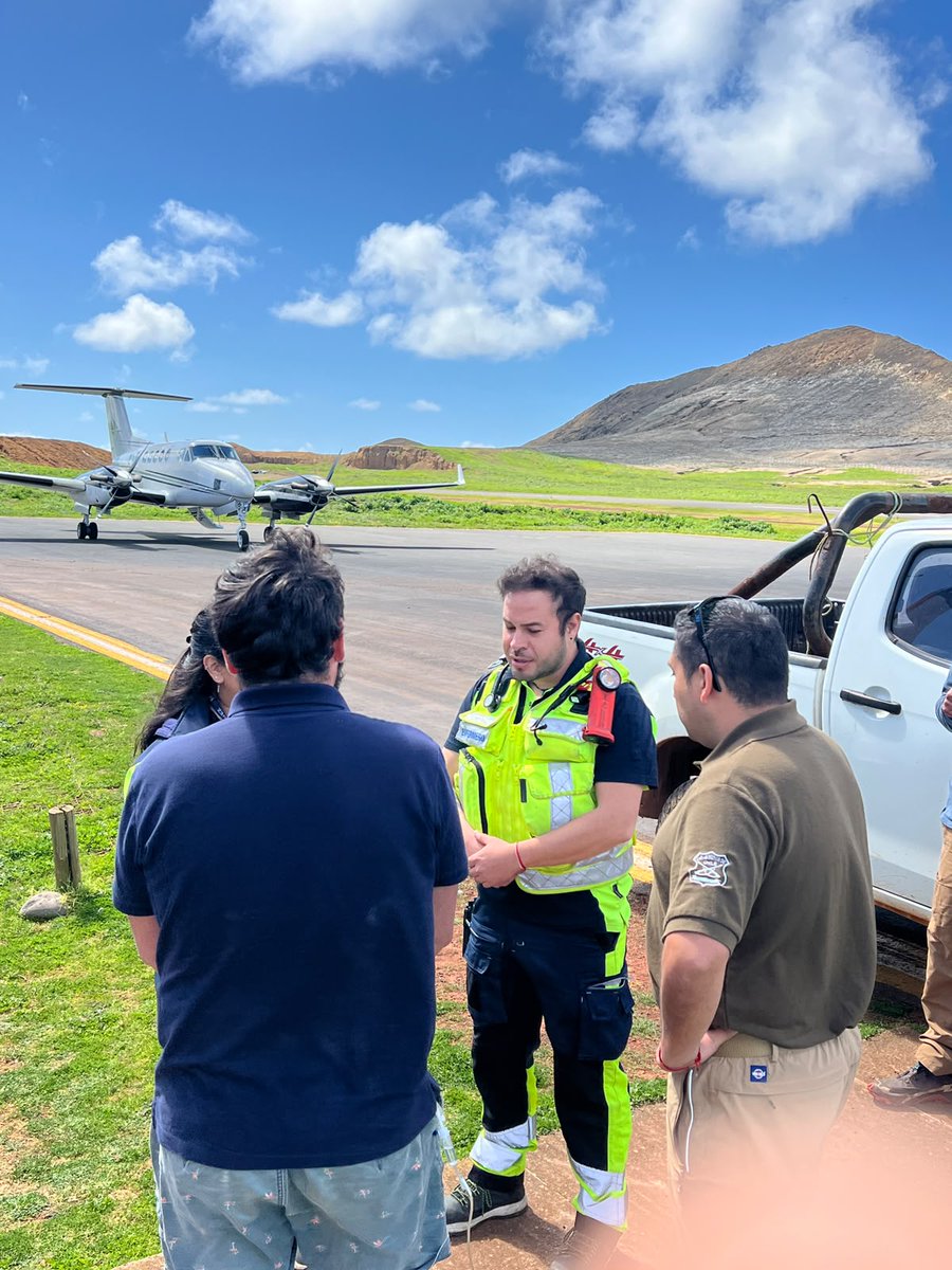 ZonaCarabValpo's tweet photo. 📍Territorio insular | 🏝️
Carabineros de la Tenencia #RobinsonCrusoe brindaron seguridad, apoyo y colaboración en una nueva evacuación aeromédica efectuado por un avión institucional, permitiendo el traslado oportuno de un paciente para recibir atención especializada.

El operativo fue posible gracias al trabajo coordinado entre Carabineros, CESFAM Juan Fernández, SAMU VALPO, DGAC, Delegación Presidencial y la Ilustre Municipalidad de Juan Fernández.
#CarabinerosDeTodos.