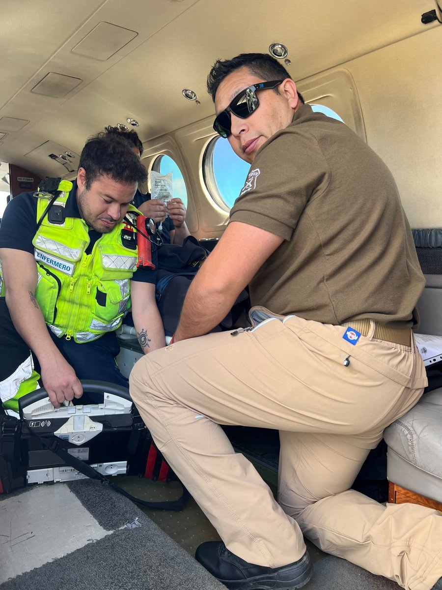 ZonaCarabValpo's tweet photo. 📍Territorio insular | 🏝️
Carabineros de la Tenencia #RobinsonCrusoe brindaron seguridad, apoyo y colaboración en una nueva evacuación aeromédica efectuado por un avión institucional, permitiendo el traslado oportuno de un paciente para recibir atención especializada.

El operativo fue posible gracias al trabajo coordinado entre Carabineros, CESFAM Juan Fernández, SAMU VALPO, DGAC, Delegación Presidencial y la Ilustre Municipalidad de Juan Fernández.
#CarabinerosDeTodos.