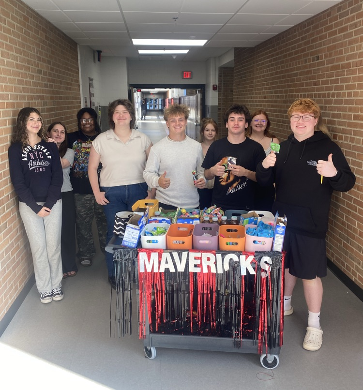 BruceMaverick's tweet photo. The Milford Party Cart was visiting classrooms who were nominated by their teachers for demonstrating what it means to "Be a MAV" - Be Mindful, Be Accountable, Value your opportunities. Great job students! #BeAMAV https://t.co/UQNBS5yGO8