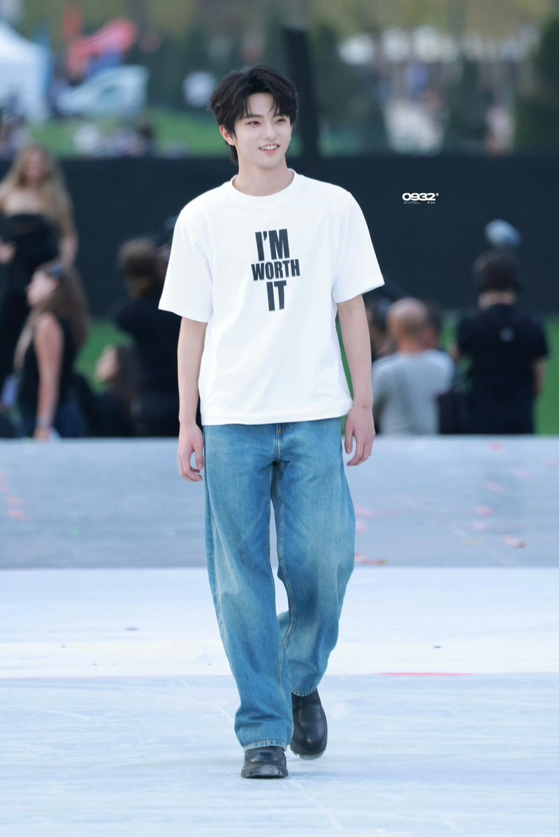 Chocopigo's tweet photo. Mu Zhicheng's elegance and passion make him a standout in any room.

ZHICHENG LOREAL SHOW

#MUZHICHENGxLorealParis
#MUZHICHENG https://t.co/xHLMe8OkV6