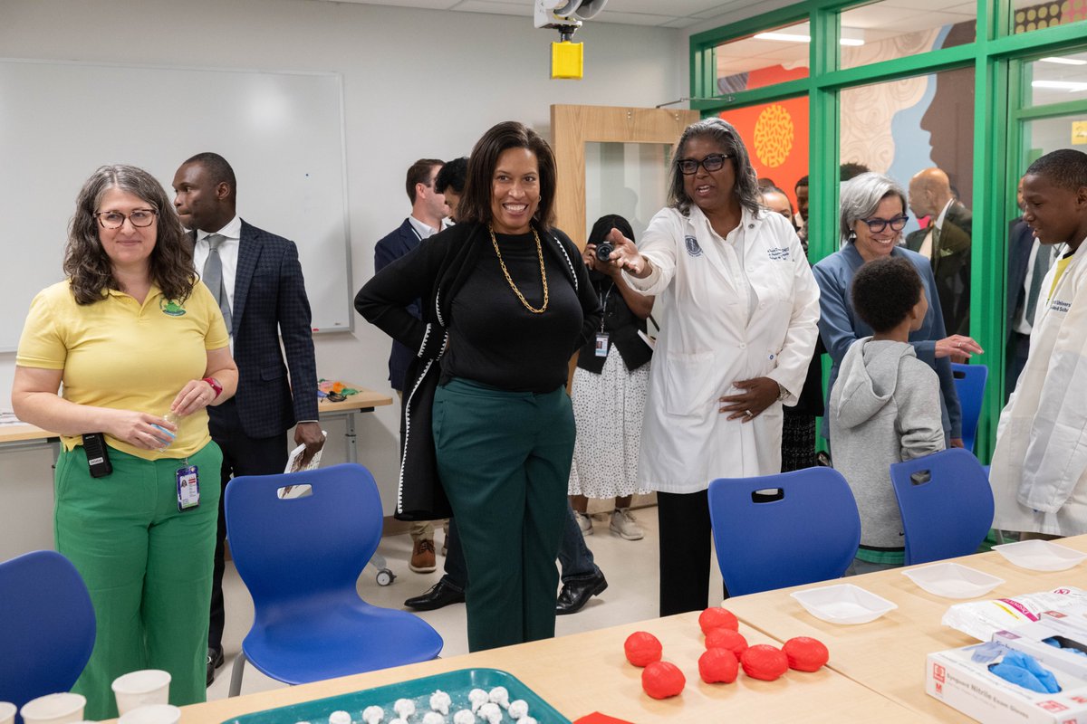 MayorBowser's tweet photo. Features of the newly modernized Harriet Tubman Elementary School:

• Beautiful gymnasium and auditorium
• Yoga studio
• Mini-Med partnership with Howard University College of Medicine
• Art installations all throughout the building

We've made a big bet on education in Washington, DC, and we're proud to see it's paying off here in Ward 1.