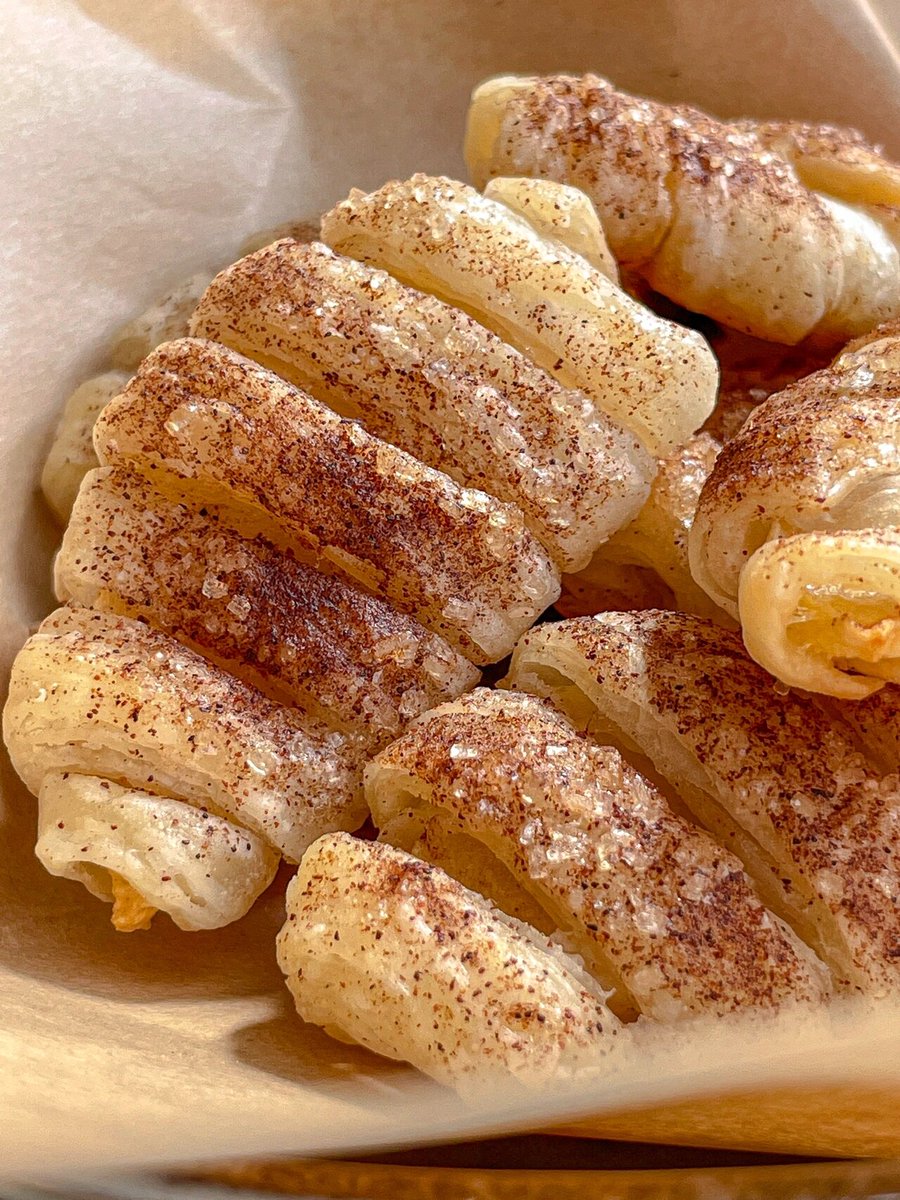 CharlenaPehf0x's tweet photo. Churros calientes con azúcar y canela, crujientes por fuera, suaves por dentro. El snack perfecto para la tarde! https://t.co/knDJo4BFXM