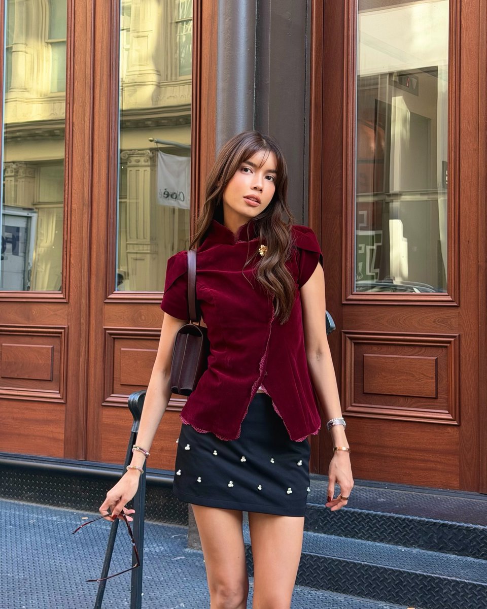 seduhtehnya's tweet photo. Sabrina Chairunnisa berbagi pesan yang nampol buat kamu yang ngerasa hidupnya telat. 

Dari New York, Sabrina cerita sering hampir nangis baca DM followers. 

Ada yang bilang jadi berani mulai lagi di umur 30-an, ada juga yang sadar kalau bahagia itu datangnya dari diri sendiri bukan dari pasangan atau orang lain.

Sabrina sendiri nggak nyangka anak Medan yang mimpinya hampir dikubur karena kondisi keluarga berubah drastis, sekarang bisa living her best life di New York.

Pesannya dia simple: nothing is too late, nothing is impossible, everybody has their own timeline. 

Singkatnya gini, idup bukan perlombaan jadi jangan ngerasa lambat cuma karena orang lain sampai duluan.

Percaya sama diri sendiri, meski situasinya kelihatan nggak masuk akal. 

Nyoba hal baru memang nggak nyaman, tapi itu cuma sementara. Tapi penyesalan karena nggak berani nyoba yang bisa nempel selamanya.

Mantap betul emang life lesson-nya Sabrina ini. Buat yang lagi nunggu timeline-nya, sabar yaaa karena kamu nggak telat kok 🫶