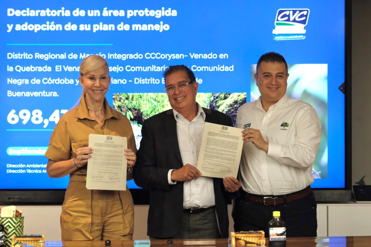 MinAmbienteCo's tweet photo. El Valle del Cauca suma dos nuevas áreas protegidas y, con esta declaratoria, alcanza el 33 % de su territorio bajo esta figura de protección. 🌿

Desde la sede de la @CvcAmbiental, junto a la gobernadora @DilianFrancisca, el ministro @fabio_arjona anunció la aprobación de más de 2.500 nuevas hectáreas para la conservación:

➡️ Distrito de Conservación de Suelos Complejo de Humedales Asociados al río Cauca (BAT): 1.882,29 hectáreas en Bugalagrande, Andalucía y Tuluá, que integran 20 cuerpos de agua.

➡️ Distrito Regional de Manejo Integrado CCCORYSAN–Venado: 698,41 hectáreas en el territorio colectivo de Córdoba y San Cipriano, en Buenaventura, donde se protegen bosques, quebradas y una importante riqueza de biodiversidad.

Además, estas nuevas áreas se integrarán al Fondo Patrimonial de la Minga.

Más territorio protegido para el Agua, la Biodiversidad y las Comunidades. 
#ElABCdelAmbiente