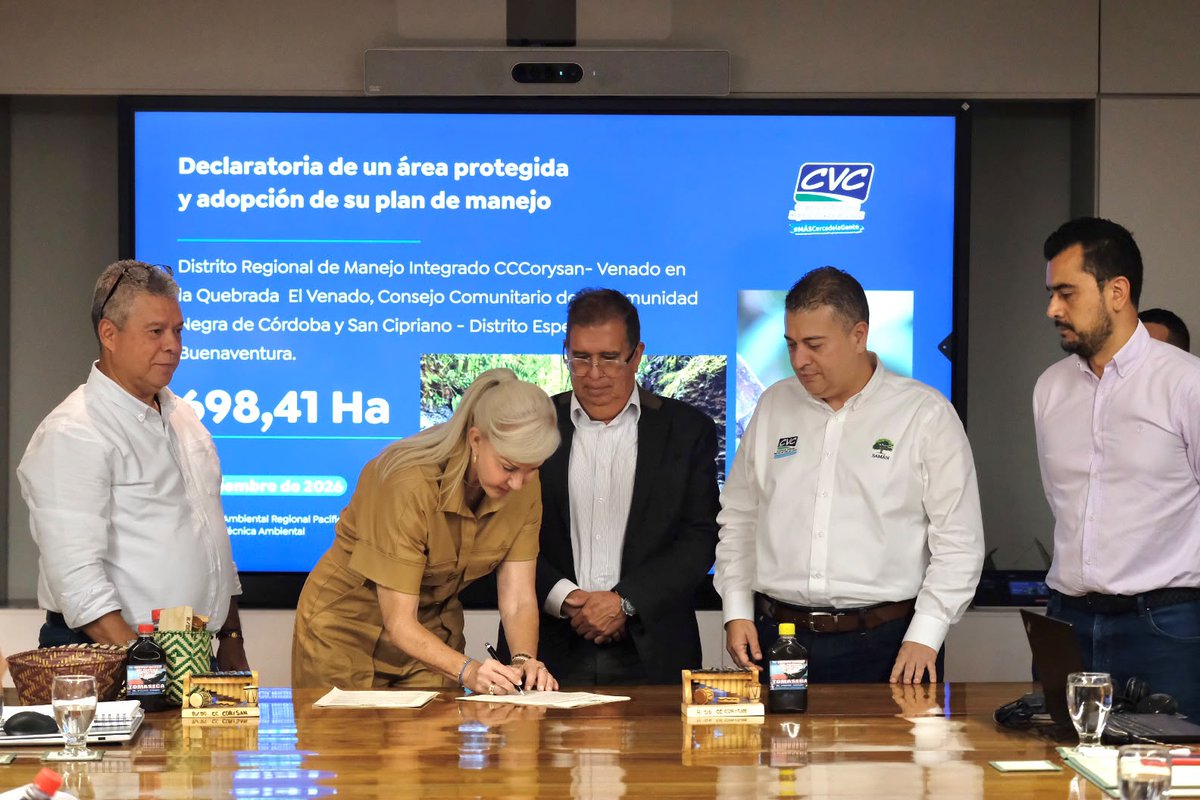 MinAmbienteCo's tweet photo. El Valle del Cauca suma dos nuevas áreas protegidas y, con esta declaratoria, alcanza el 33 % de su territorio bajo esta figura de protección. 🌿

Desde la sede de la @CvcAmbiental, junto a la gobernadora @DilianFrancisca, el ministro @fabio_arjona anunció la aprobación de más de 2.500 nuevas hectáreas para la conservación:

➡️ Distrito de Conservación de Suelos Complejo de Humedales Asociados al río Cauca (BAT): 1.882,29 hectáreas en Bugalagrande, Andalucía y Tuluá, que integran 20 cuerpos de agua.

➡️ Distrito Regional de Manejo Integrado CCCORYSAN–Venado: 698,41 hectáreas en el territorio colectivo de Córdoba y San Cipriano, en Buenaventura, donde se protegen bosques, quebradas y una importante riqueza de biodiversidad.

Además, estas nuevas áreas se integrarán al Fondo Patrimonial de la Minga.

Más territorio protegido para el Agua, la Biodiversidad y las Comunidades. 
#ElABCdelAmbiente