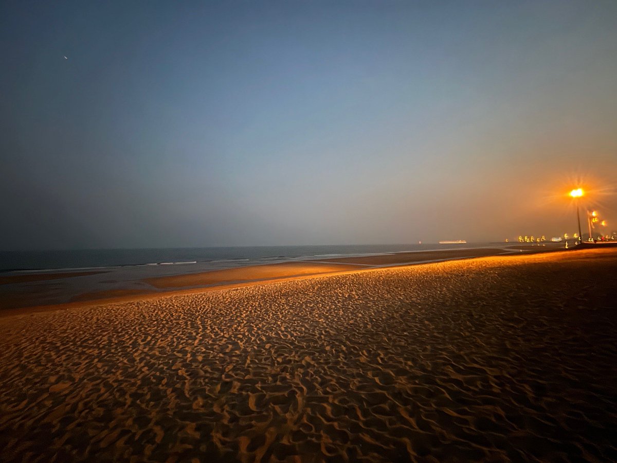 tigi58's tweet photo. The bygone beach stands under the cool dusk, with sand catching the faint fishy scent and a lonely figure lingering in silence. https://t.co/kFlAG2gyPn