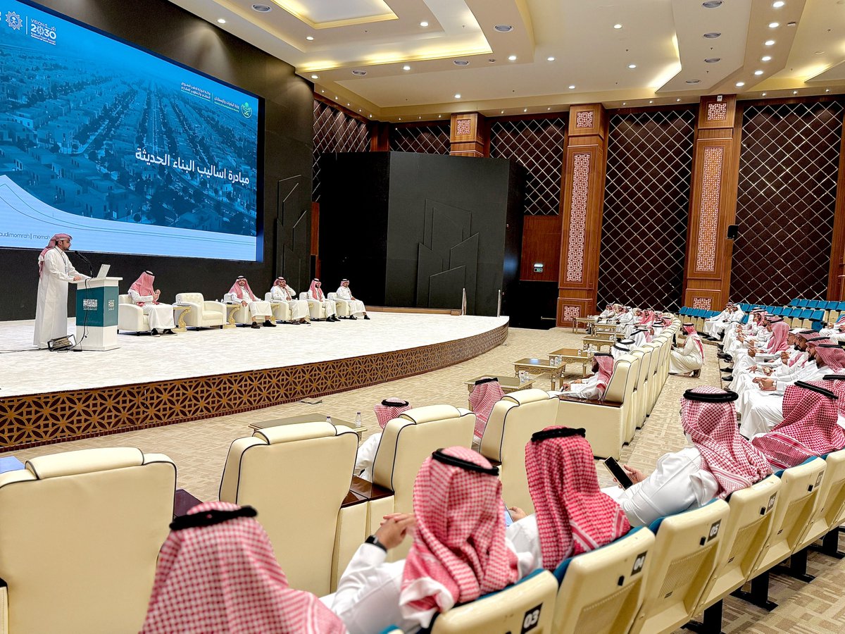 QassimChamber's tweet photo. المطور العقاري l

ورشة «رحلة المطور العقاري» لاستعراض رحلة المطور العقاري، ومناقشة التحديات، وأساليب البناء الحديث، وتعزيز التواصل مع المطورين والمستثمرين، التي أقيمت اليوم، بمركز الملك خالد الحضاري في #بريدة. https://t.co/r16eHSTltv