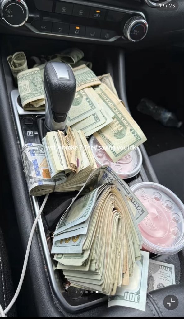 Moniflexera1's tweet photo. Manifesting 💰💸💸 https://t.co/wscZUVzMyu