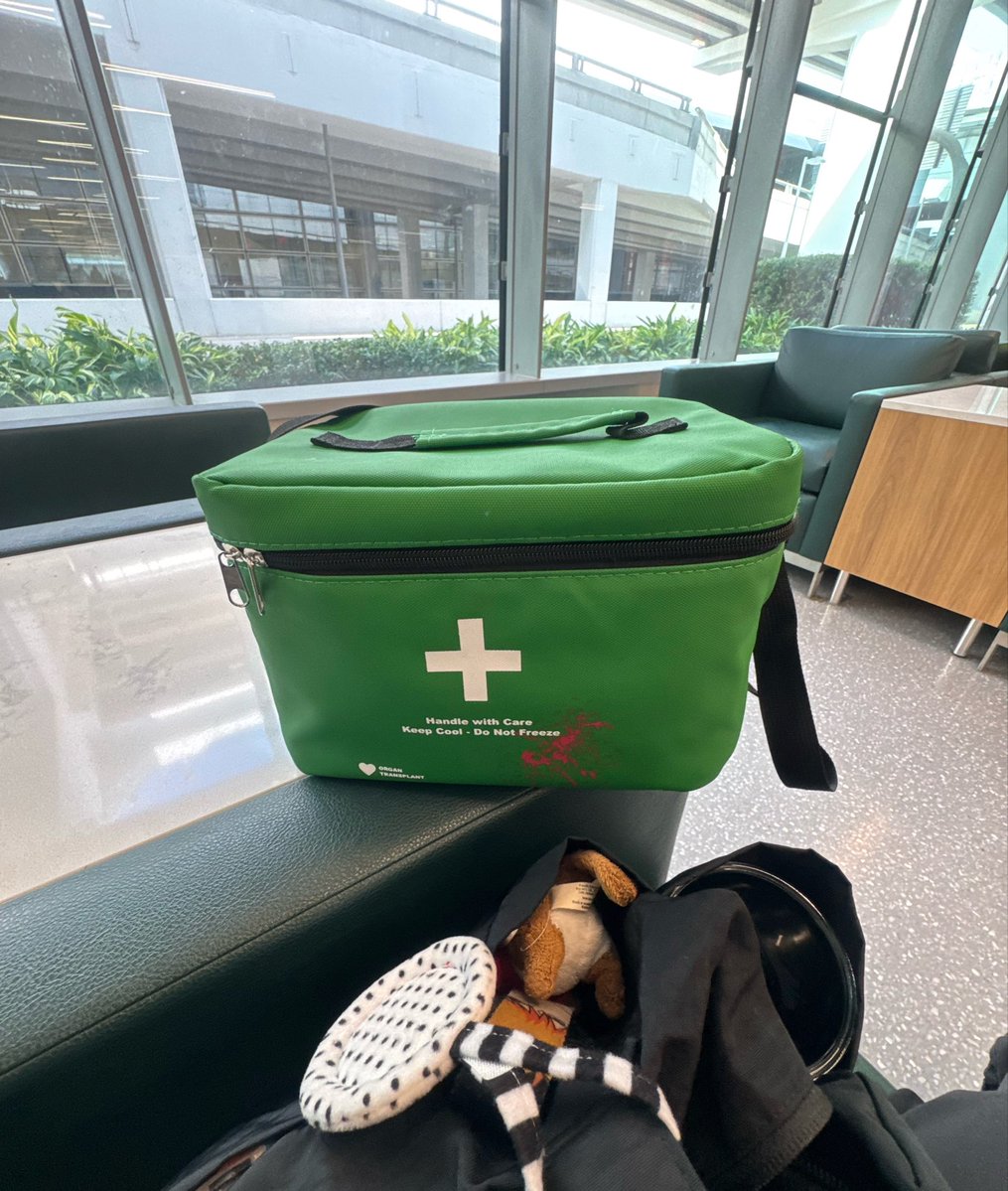 DRACULAURlTA's tweet photo. brought my awesome resident evil popcorn bucket (lunchbox) to work #hello https://t.co/E2gLbbWFT1
