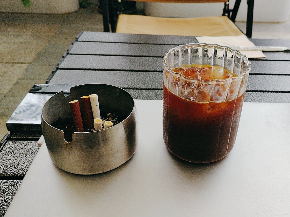 Darlamitw's tweet photo. Mira, acabo de ordenar mi estante de libros y encontré un café frío de hace una semana! ， https://t.co/b34JFJlVI3
