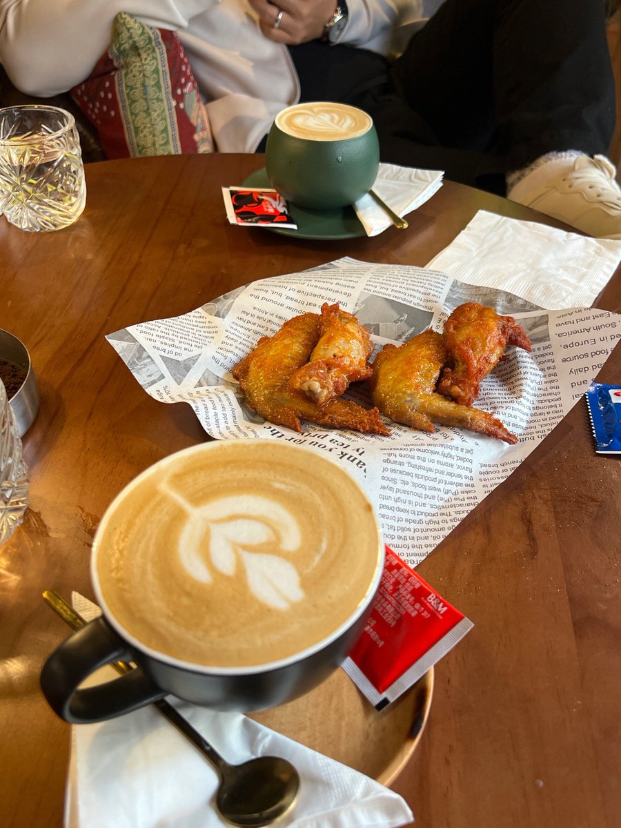 Rowewodz's tweet photo. Un café caliente y un sol suave en la calle hoy, la ciudad guarda pequeos momentos preciosos que hay que capturar ， https://t.co/uZRF3546Z7