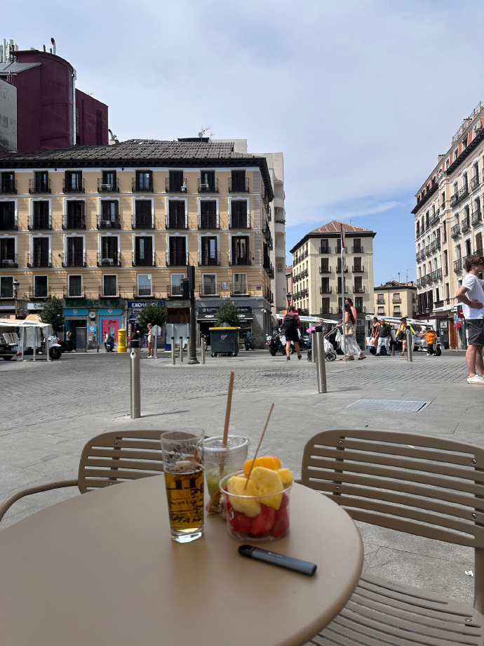 Alvertavr1u's tweet photo. Café caliente, luz de tarde y una calle con historia. Los pequeos momentos son los mejores  Madrid.， https://t.co/WKxMDeQTnr
