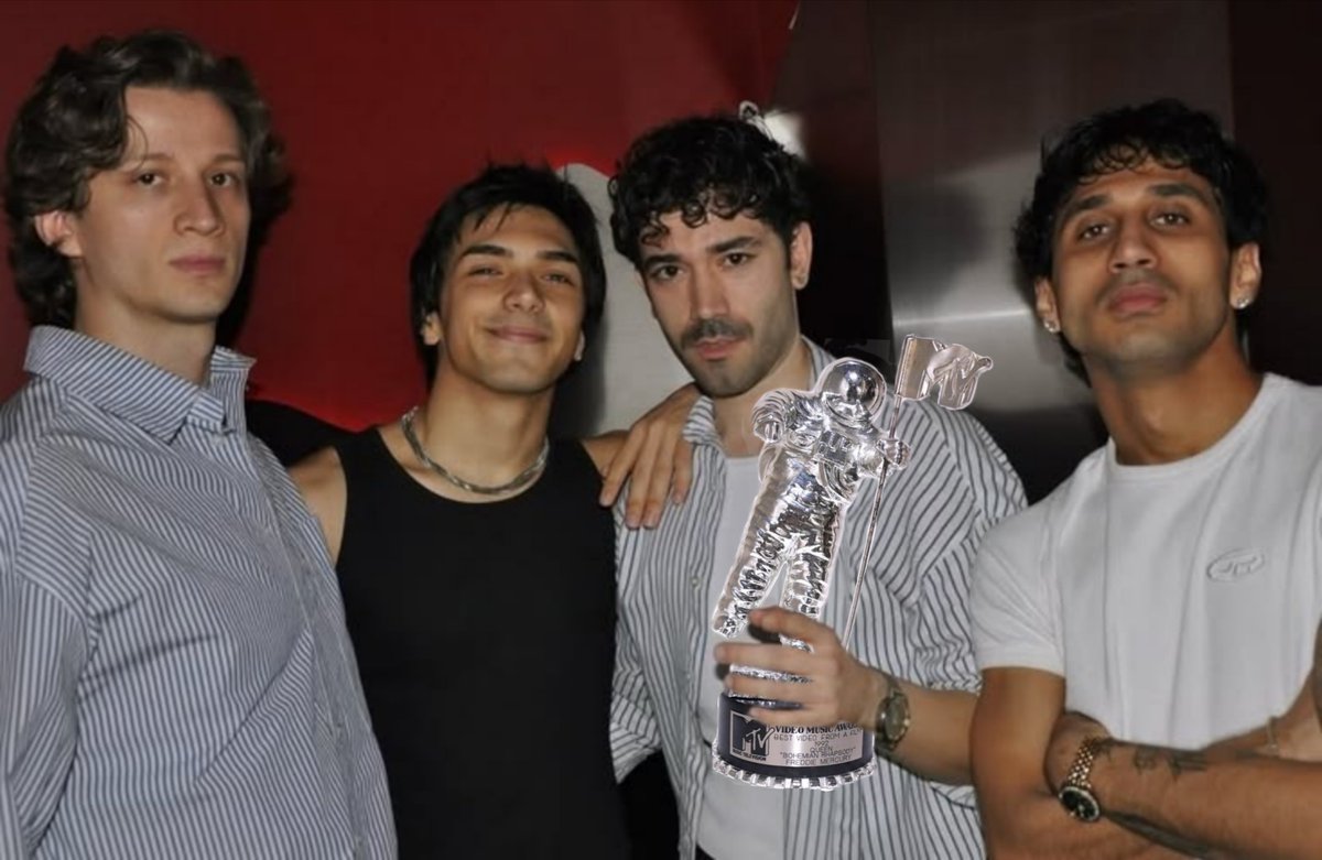 azradz13's tweet photo. #SONDAKİKA

​Türkiye'nin yeni nesil boybandi Radikal, 2026 VMAs'te "Best New Artist" (En İyi Yeni Sanatçı) ödülünü kazandı. https://t.co/Jpj2tBoxkp