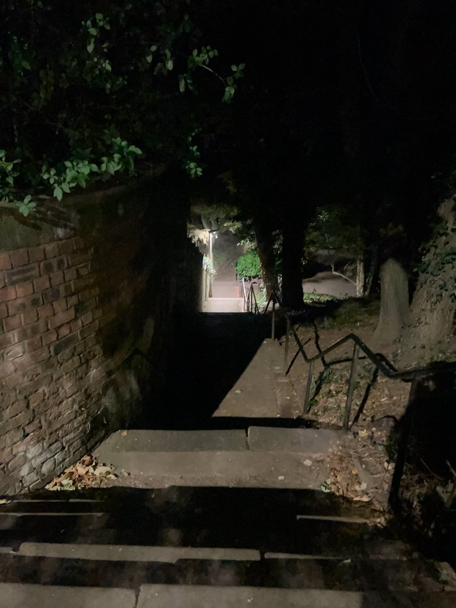 Sunnyyayaaa's tweet photo. London is so scary at night 😪 https://t.co/zXLsu2QQiV