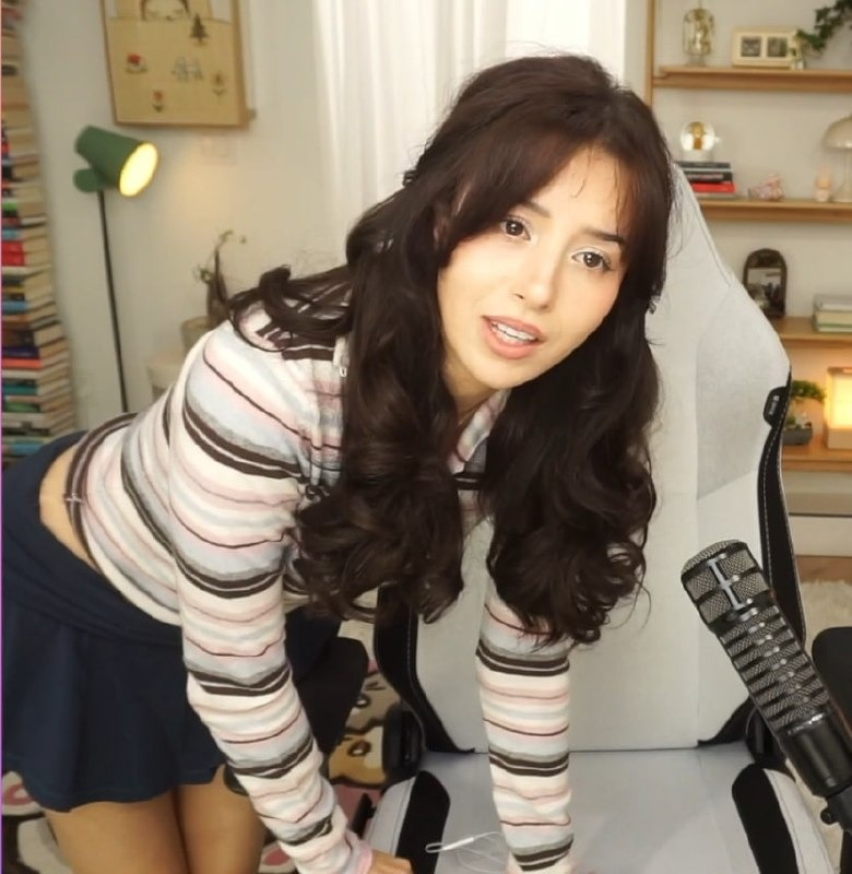 h0n3yyyyyyyy's tweet photo. poki looks so good this stream https://t.co/JMMTHXWCal