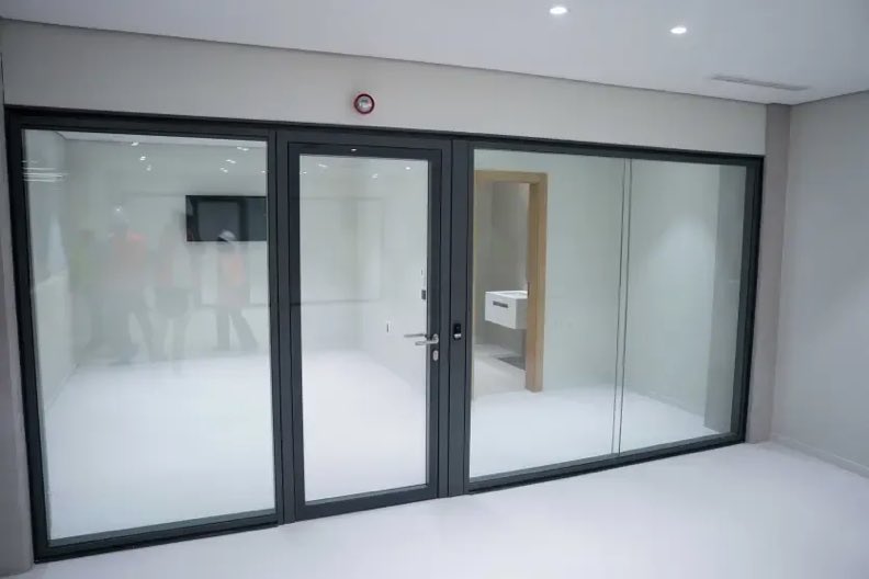 baracorner6's tweet photo. 🚨 JUST IN: Hansi Flick specifically asked for his office at the Camp Nou to remain open and visible, with glass walls, so players and staff can easily approach him.

— @mundodeportivo https://t.co/vjN1R0cMHd